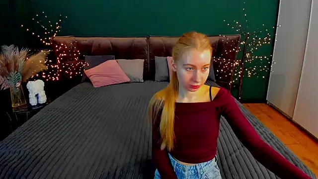 Snapshot of Alina_Blonde chatting on November 16, 2025, 6:40 am Alina Blonde online show from November 16, 2025, 6:40 am