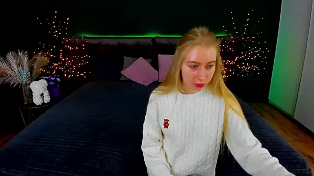 Snapshot of Alina_Blonde chatting on October 30, 2025, 6:34 am Alina Blonde online show from October 30, 2025, 6:34 am