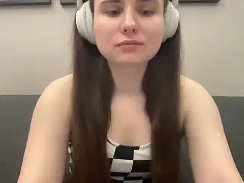 Snapshot of Olyshaa chatting on July 26, 2026, 9:43 pm Olyshaa online show from July 26, 2026, 9:43 pm