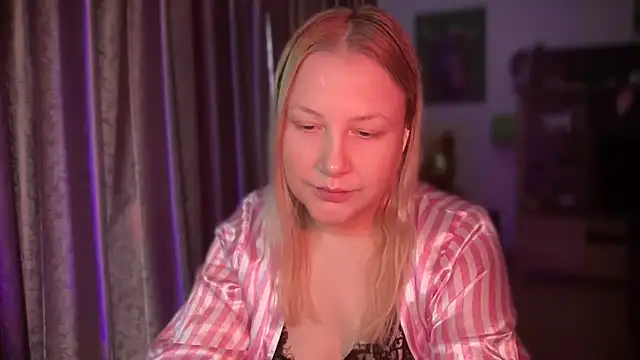 Snapshot of BikiHellena chatting on April 7, 2026, 8:27 am BikiHellena online show from April 7, 2026, 8:27 am