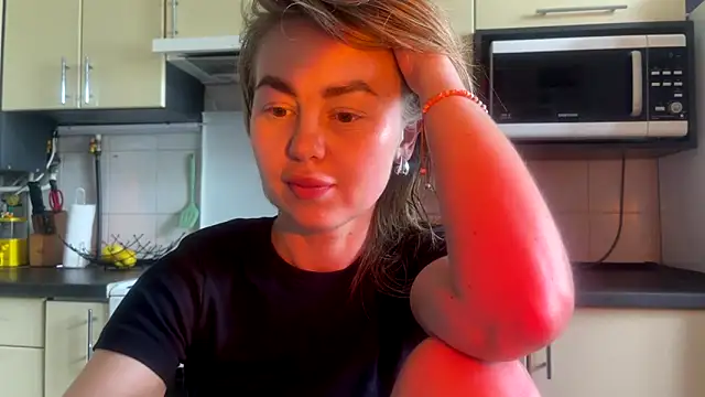 Snapshot of MartaLuna_ chatting on June 13, 2026, 9:40 am MartaLuna online show from June 13, 2026, 9:40 am