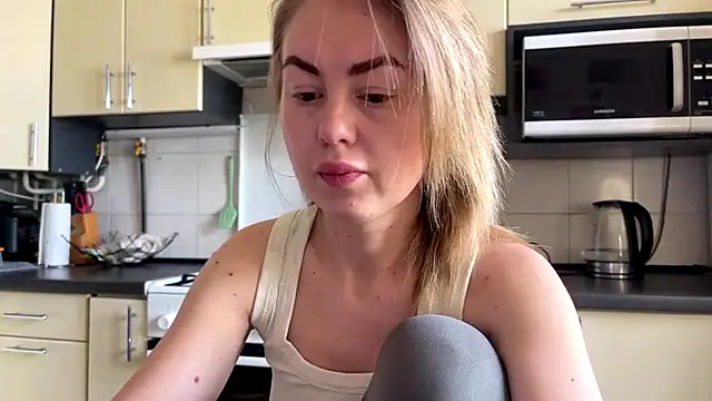Snapshot of MartaLuna_ chatting on May 15, 2026, 7:50 am MartaLuna online show from May 15, 2026, 7:50 am