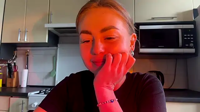 Snapshot of MartaLuna_ chatting on June 18, 2026, 2:33 pm MartaLuna online show from June 18, 2026, 2:33 pm