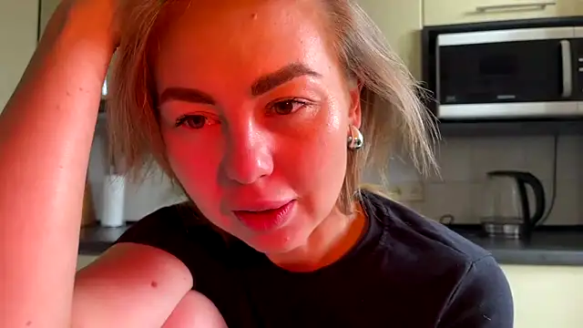 Snapshot of MartaLuna_ chatting on June 18, 2026, 8:13 am MartaLuna online show from June 18, 2026, 8:13 am