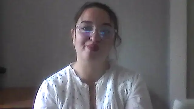 HotEvelynX online show from September 17, 2025, 7:43 am