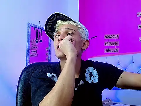 Snapshot of EL_VENEZOLANO_22CM chatting on October 12, 2025, 3:52 am EL VENEZOLANO 22CM online show from October 12, 2025, 3:52 am