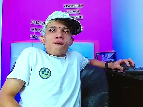 Snapshot of EL_VENEZOLANO_22CM chatting on October 29, 2025, 4:55 am EL VENEZOLANO 22CM online show from October 29, 2025, 4:55 am