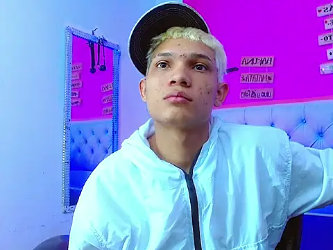 Snapshot of EL_VENEZOLANO_22CM chatting on October 21, 2025, 4:12 am EL VENEZOLANO 22CM online show from October 21, 2025, 4:12 am