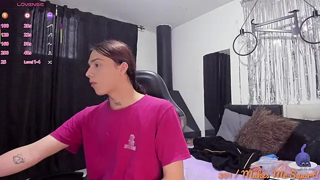 Snapshot of Almaazz chatting on December 2, 2025, 7:15 pm Almaazz online show from December 2, 2025, 7:15 pm