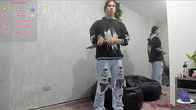 Snapshot of Almaazz chatting on November 12, 2025, 7:18 pm Almaazz online show from November 12, 2025, 7:18 pm