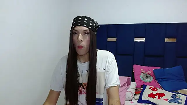Snapshot of PinkLuna_LolaBloom chatting on June 8, 2026, 1:00 am PinkLuna LolaBloom online show from June 8, 2026, 1:00 am