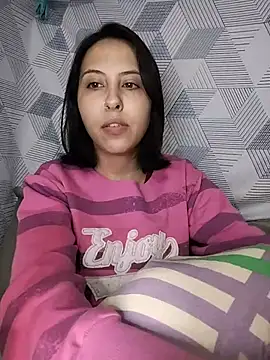 melzinhah03 online show from June 20, 2026, 1:32 am