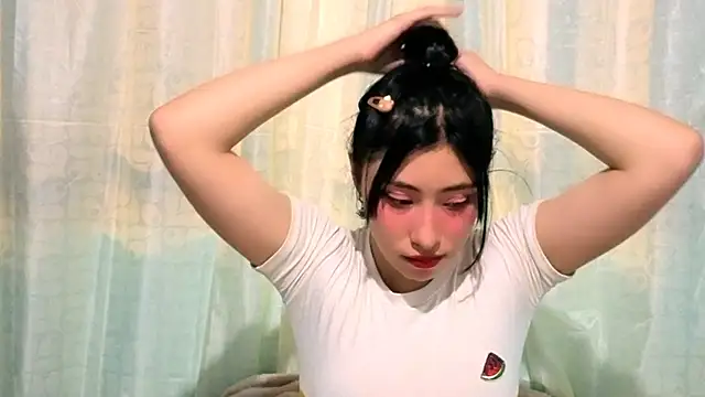 Sullyoonn online show from November 12, 2025, 11:30 pm