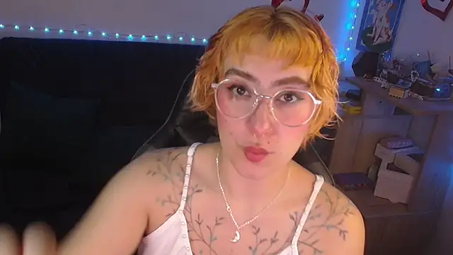 Snapshot of Miacatsito3 chatting on June 13, 2026, 4:21 am Miacatsito3 online show from June 13, 2026, 4:21 am