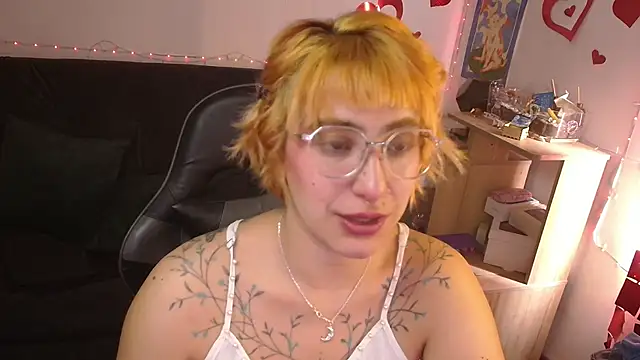 Snapshot of Miacatsito3 chatting on June 13, 2026, 8:18 pm Miacatsito3 online show from June 13, 2026, 8:18 pm