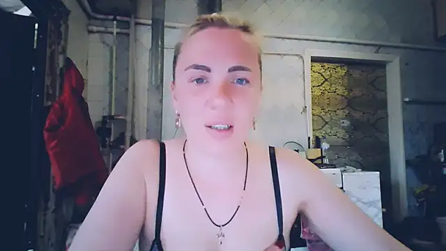 EmmaCat  online show from May 4, 2026, 7:11 am