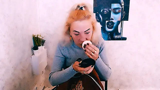 Snapshot of EmmaCat_ chatting on October 14, 2025, 5:30 am EmmaCat online show from October 14, 2025, 5:30 am