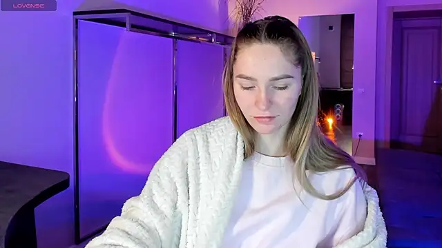 Snapshot of Melloudy chatting on December 14, 2025, 8:09 am Melloudy online show from December 14, 2025, 8:09 am