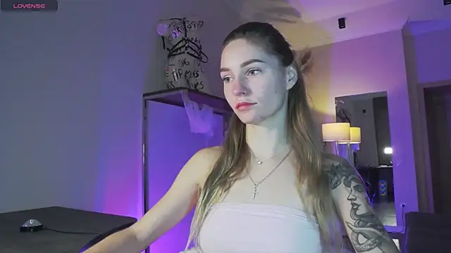 Snapshot of Melloudy chatting on November 3, 2025, 7:13 am Melloudy online show from November 3, 2025, 7:13 am