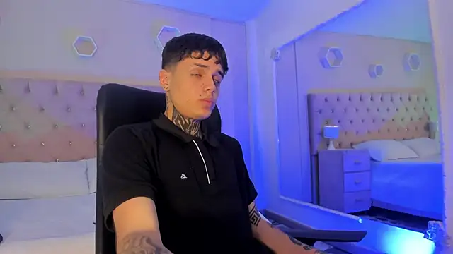 Declan-Fox online show from October 19, 2025, 4:37 am