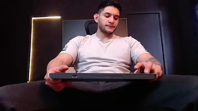 Snapshot of RichardMilleer chatting on October 21, 2025, 1:54 pm RichardMilleer online show from October 21, 2025, 1:54 pm