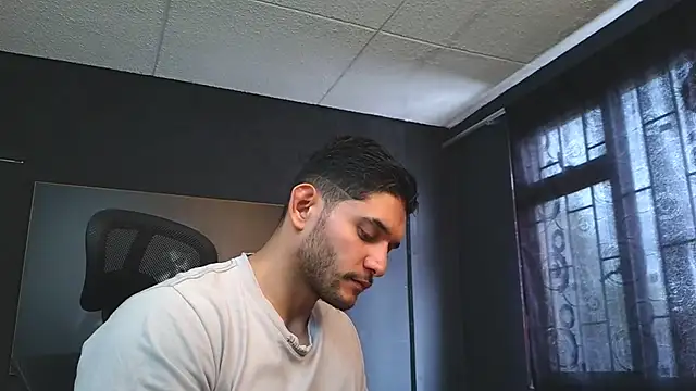 Snapshot of RichardMilleer chatting on August 5, 2026, 5:29 pm RichardMilleer online show from August 5, 2026, 5:29 pm