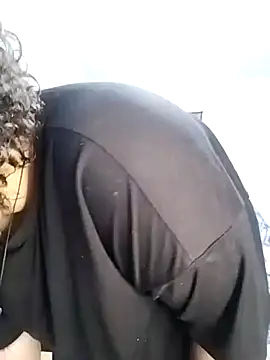 Julie wallace online show from November 5, 2025, 7:06 pm