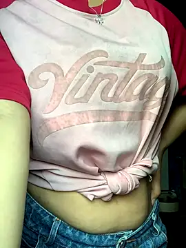 Snapshot of Luna-xinh04 chatting on October 9, 2025, 8:04 am Luna-xinh04 online show from October 9, 2025, 8:04 am