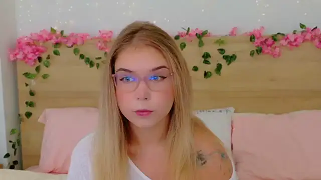 Snapshot of Lilith_Bonheur chatting on November 20, 2025, 2:01 am Lilith Bonheur online show from November 20, 2025, 2:01 am