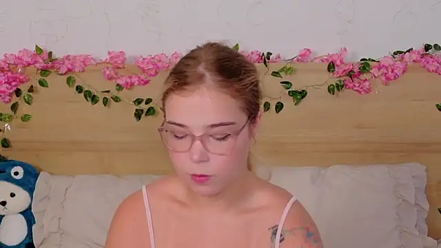 Snapshot of Lilith_Bonheur chatting on October 26, 2025, 8:20 pm Lilith Bonheur online show from October 26, 2025, 8:20 pm