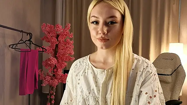 Snapshot of Flirty_lee chatting on October 8, 2025, 2:18 pm Flirty lee online show from October 8, 2025, 2:18 pm