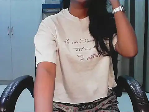 short girl  online show from October 12, 2025, 4:41 pm