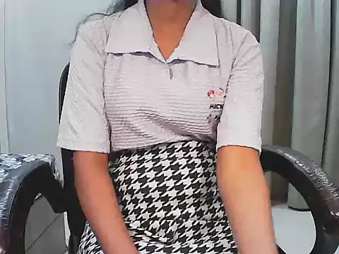 short girl  online show from November 16, 2025, 4:45 pm