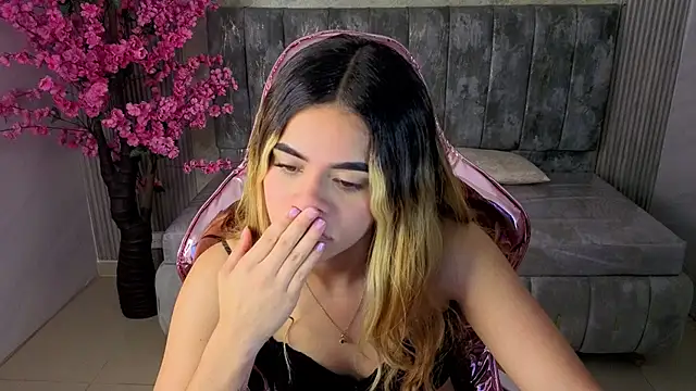 Snapshot of lilith4_s chatting on October 23, 2025, 10:36 am lilith4 s online show from October 23, 2025, 10:36 am