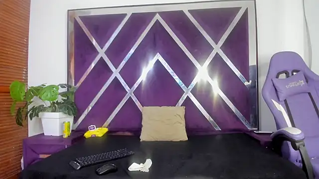 angelkyraasm online show from April 23, 2026, 1:13 pm