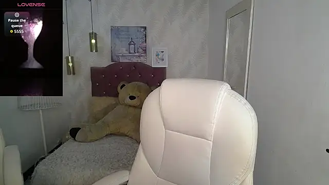 alllyson  online show from November 11, 2025, 7:52 pm