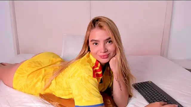 Snapshot of Sofi_glow chatting on June 17, 2026, 6:40 pm Sofi glow online show from June 17, 2026, 6:40 pm