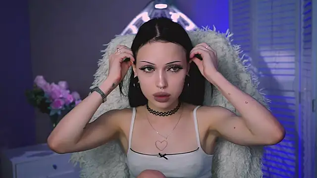 MiaCain online show from September 21, 2025, 4:12 pm