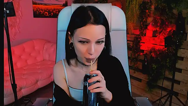 MiaCain online show from September 20, 2025, 12:10 pm