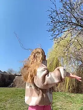 Snapshot of MilaMoone chatting on March 22, 2026, 9:33 am MilaMoone online show from March 22, 2026, 9:33 am