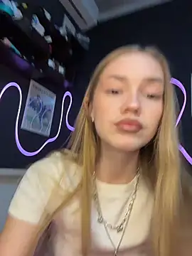 Snapshot of MilaMoone chatting on March 6, 2026, 12:44 pm MilaMoone online show from March 6, 2026, 12:44 pm