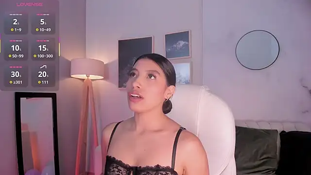 Snapshot of Tiffany_Low chatting on October 16, 2025, 1:41 pm Tiffany Low online show from October 16, 2025, 1:41 pm