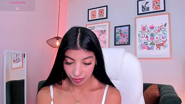 Snapshot of Tiffany_Low chatting on July 21, 2026, 1:23 pm Tiffany Low online show from July 21, 2026, 1:23 pm