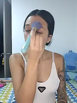 MiQeilaSweet online show from November 25, 2025, 7:47 pm