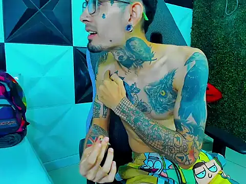 boy tatto777 online show from May 27, 2026, 1:29 pm