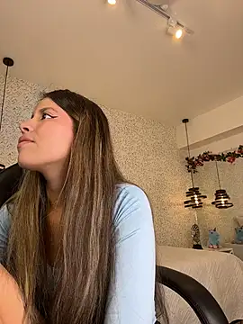 EMILIIA RICHTER   online show from May 5, 2026, 8:01 pm