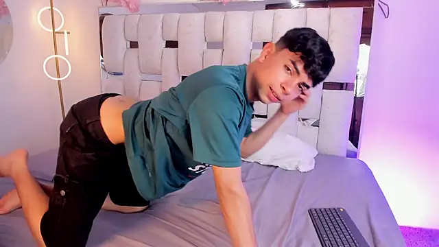 Snapshot of Peter_chase chatting on April 13, 2026, 12:25 am Peter chase online show from April 13, 2026, 12:25 am