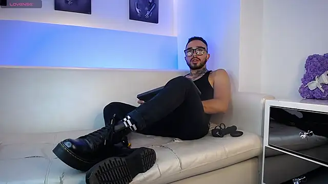 KevinWolf online show from September 18, 2025, 4:04 am