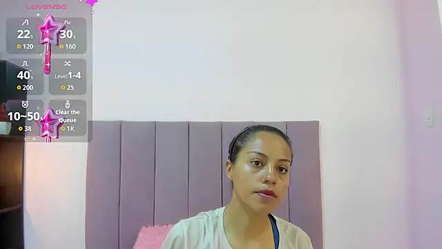 Snapshot of HoollyHendrix chatting on October 17, 2025, 8:10 pm HoollyHendrix online show from October 17, 2025, 8:10 pm