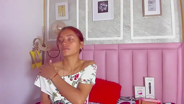 HoollyHendrix online show from February 11, 2026, 8:20 pm